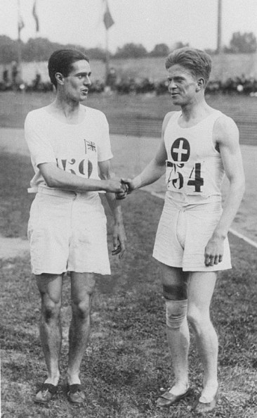 Douglas Lowe, vainqueur, félicité par Paul Martin à l'arrivée du 800 m aux JO de Paris en 1924. (© IOC Olympic Museum Switzerland)